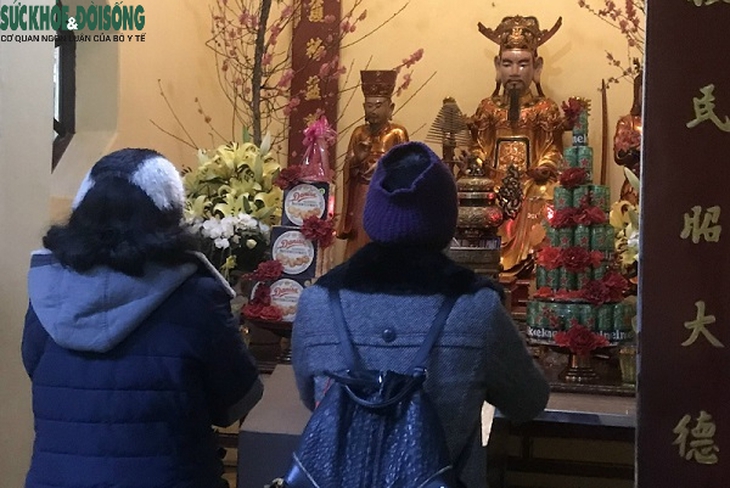 Hà Nội, dù mưa, rét nhiều người vẫn đến chùa hành lễ đầu năm - Ảnh 11.