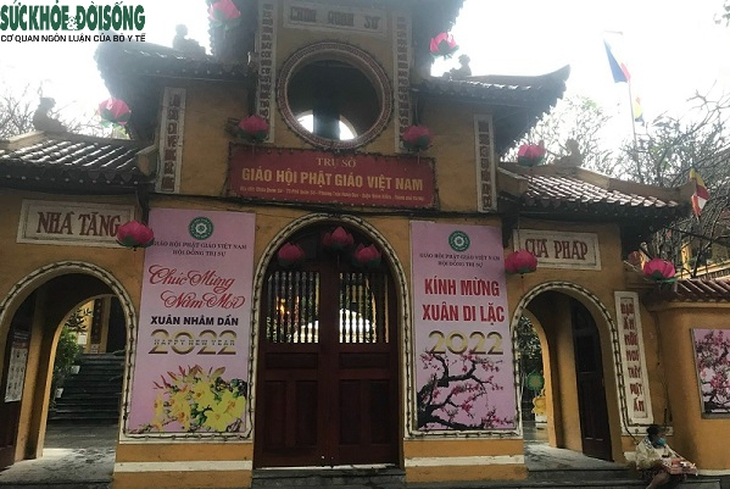 Hà Nội, dù mưa, rét nhiều người vẫn đến chùa hành lễ đầu năm - Ảnh 8.