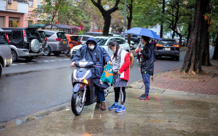Học sinh chỉ đi học nửa ngày, không ăn bán trú, Hà Nội có đang gây khó cho phụ huynh?