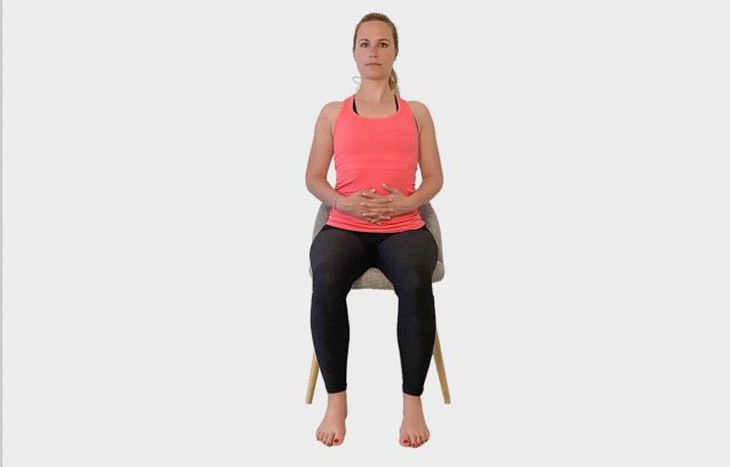 7 động tác giúp thư giãn và ngăn ngừa đau cổ vai gáy - Ảnh 5.
