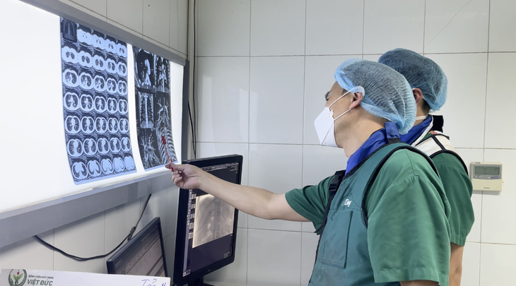 Mắc COVID-19, nam thanh niên ho ra máu ồ ạt - Ảnh 1.