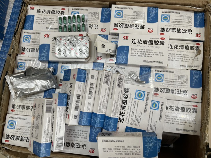 Bày bán thuốc điều trị COVID-19 'xanh – đỏ' công khai bị lực lượng QLTT thu giữ - Ảnh 2.