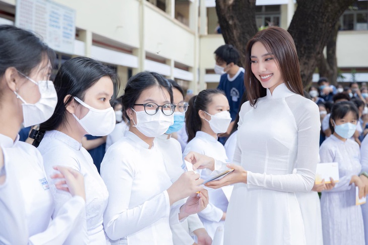 Hoa hậu Nguyễn Thúc Thùy Tiên bị miệt thị ngoại hình, ‘đẩy thuyền tình’ với nam youtube nổi tiếng - Ảnh 4. Hoa hậu Nguyễn Thúc Thùy Tiên bị miệt thị ngoại hình, ‘đẩy thuyền tình’ với nam youtube nổi tiếng - Ảnh 4.