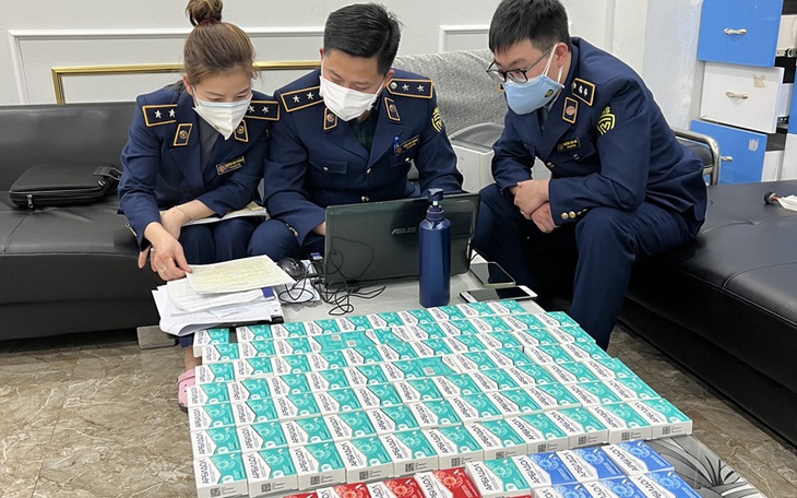 Thu giữ hàng nghìn kit test nhanh và thuốc điều trị COVID-19 "xanh - đỏ" trôi nổi