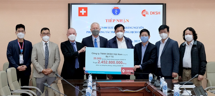 Bộ Y tế tiếp nhận tài trợ 20.000 bộ xét nghiệm nhanh COVID-19 - Ảnh 1. Bộ Y tế tiếp nhận tài trợ 20.000 bộ xét nghiệm nhanh COVID-19 - Ảnh 1.