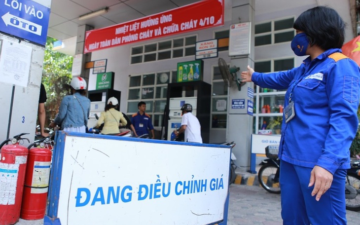 Nóng: Bộ Tài chính đề nghị giảm thuế bảo vệ môi trường 2.000 đồng/lít xăng