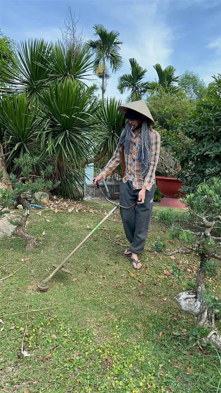 Nghệ sĩ Hoài Linh trở lại giả gái, vóc dáng tiều tụy vạn người lo - Ảnh 2. Nghệ sĩ Hoài Linh trở lại giả gái, vóc dáng tiều tụy vạn người lo - Ảnh 2.