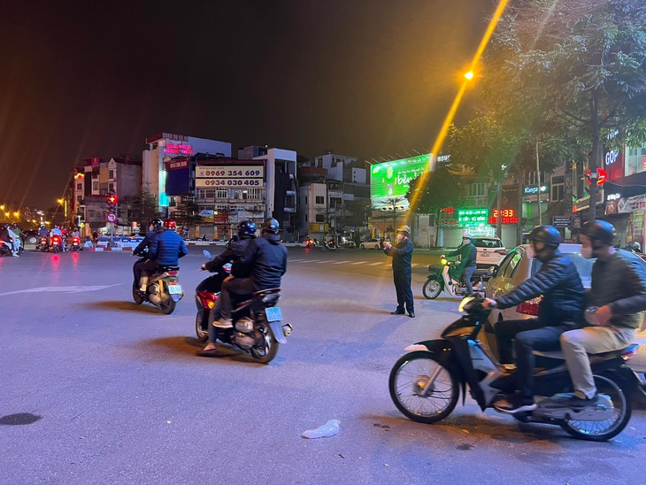 Tổ công tác 141 hoá trang xử lý nhiều thanh niên có biểu hiện gây rối trật tự trên đường phố Hà Nội - Ảnh 2. Tổ công tác 141 hoá trang xử lý nhiều thanh niên có biểu hiện gây rối trật tự trên đường phố Hà Nội - Ảnh 2.