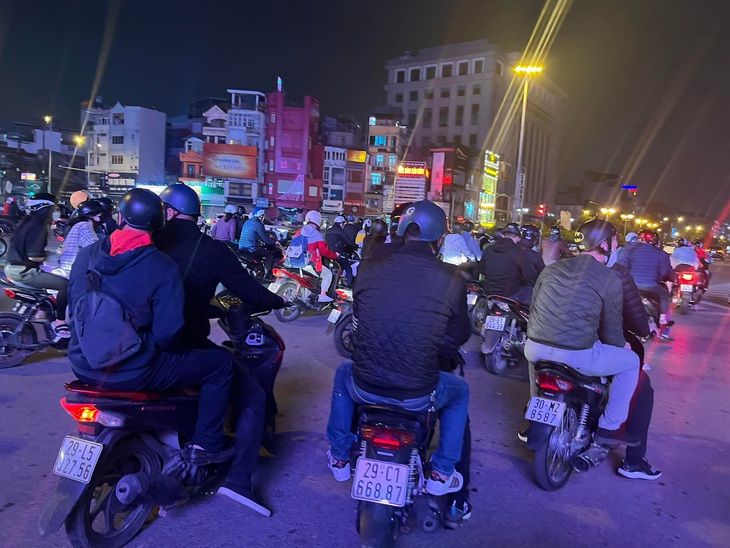 Tổ công tác 141 hoá trang xử lý nhiều thanh niên có biểu hiện gây rối trật tự trên đường phố Hà Nội - Ảnh 3. Tổ công tác 141 hoá trang xử lý nhiều thanh niên có biểu hiện gây rối trật tự trên đường phố Hà Nội - Ảnh 3.