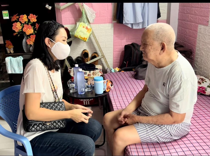 Tuổi xế chiều của "Bác Ba Phi" Mạc Can thay đổi thế nào khi đi lại khó khăn nhưng vẫn đóng phim điện ảnh? - Ảnh 2.