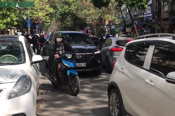 Taxi “hoành hành” cổng Bệnh viện Việt Đức, bao giờ chấm dứt ? - Ảnh 1. Taxi “hoành hành” cổng Bệnh viện Việt Đức, bao giờ chấm dứt ? - Ảnh 1.
