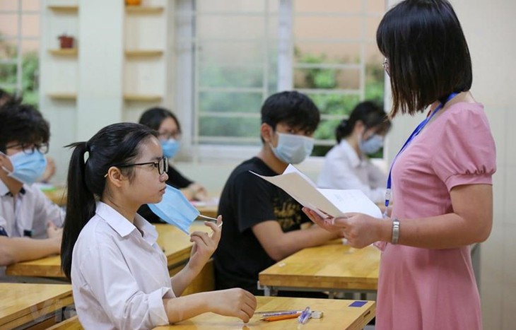 Hà Nội tuyển sinh vào lớp 10 chỉ có 3 môn, bỏ môn thi thứ 4 - Ảnh 1. Hà Nội tuyển sinh vào lớp 10 chỉ có 3 môn, bỏ môn thi thứ 4 - Ảnh 1.