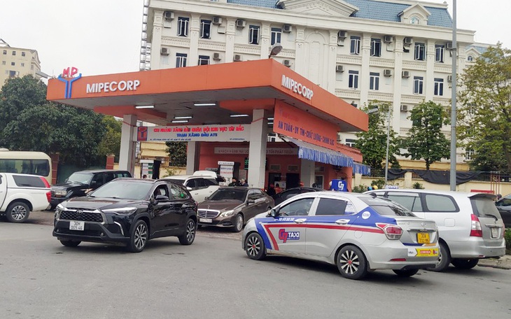 Người Hà Nội vẫn xếp hàng dài "đổ đầy bình" trước giờ điều chỉnh giá xăng dầu