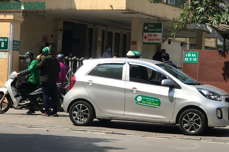 Taxi “hoành hành” cổng Bệnh viện Việt Đức, bao giờ chấm dứt ? - Ảnh 4. Taxi “hoành hành” cổng Bệnh viện Việt Đức, bao giờ chấm dứt ? - Ảnh 4.