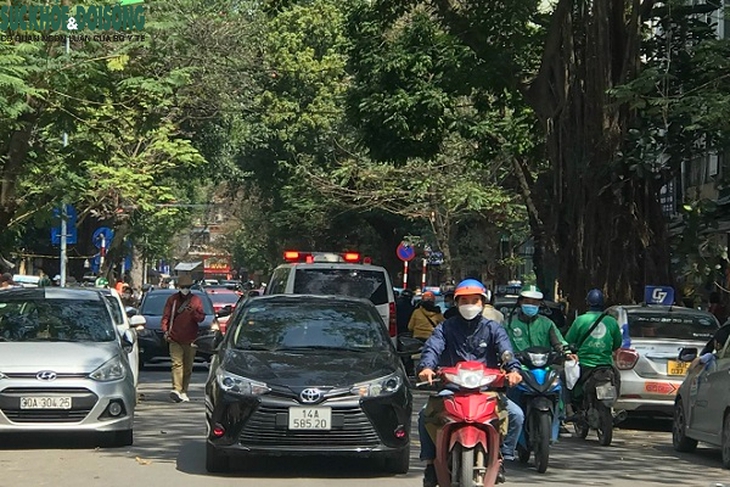 Taxi “hoành hành” cổng Bệnh viện Việt Đức, bao giờ chấm dứt ? - Ảnh 3. Taxi “hoành hành” cổng Bệnh viện Việt Đức, bao giờ chấm dứt ? - Ảnh 3.