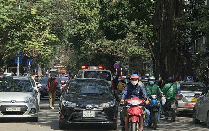 Ùn tắc giao thông xung quanh BV Việt Đức khi nào giải quyết triệt để?