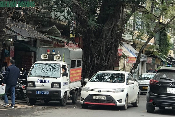 Taxi “hoành hành” cổng Bệnh viện Việt Đức, bao giờ chấm dứt ? - Ảnh 6. Taxi “hoành hành” cổng Bệnh viện Việt Đức, bao giờ chấm dứt ? - Ảnh 6.