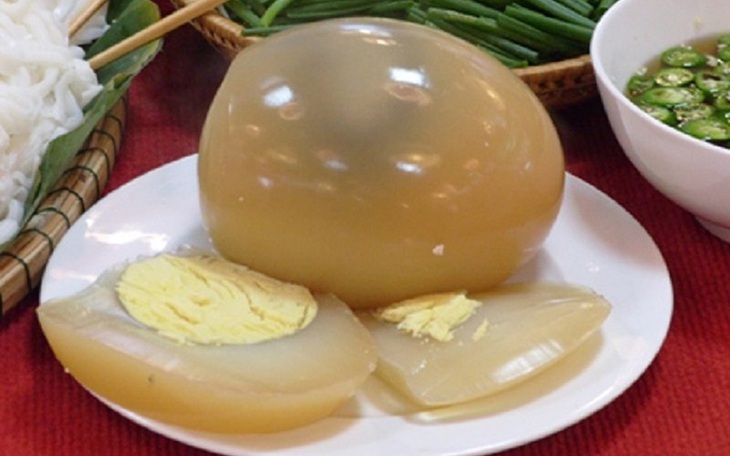 Đầu tháng lương về, ăn thử trứng đà điểu siêu to khổng lồ độc lạ nặng gần 2kg/quả - Ảnh 1.