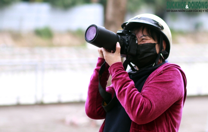 Bàng lá nhỏ thay lá, người dân Thủ đô thi nhau tạo dáng chụp ảnh - Ảnh 9.
