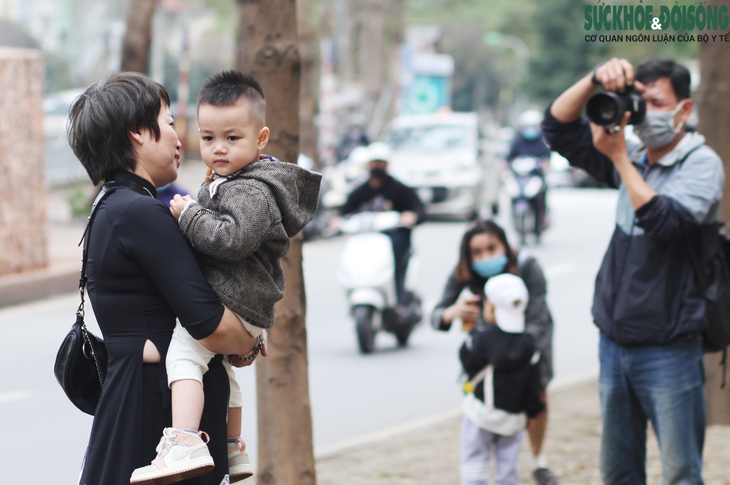 Bàng lá nhỏ thay lá, người dân Thủ đô thi nhau tạo dáng chụp ảnh - Ảnh 6.