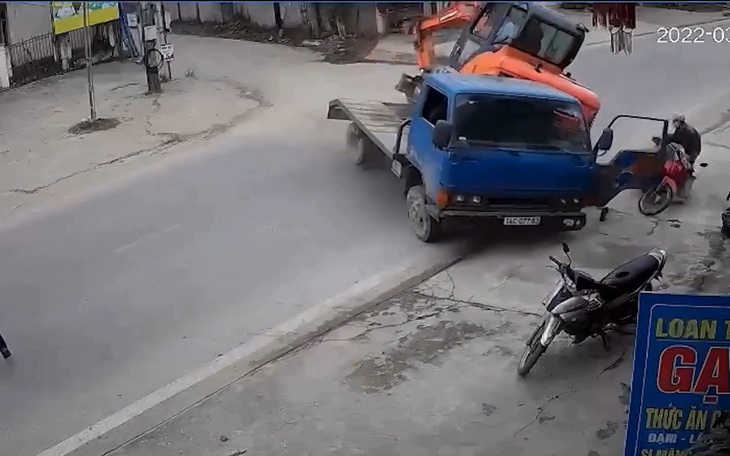 Kinh hoàng máy xúc rơi từ xe tải đè chết người đi đường