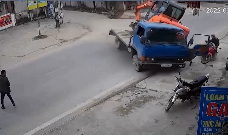 Tài xế xe tải gây ra vụ tai nạn khiến máy xúc đè trúng người bị tạm giữ - Ảnh 1. Tài xế xe tải gây ra vụ tai nạn khiến máy xúc đè trúng người bị tạm giữ - Ảnh 1.