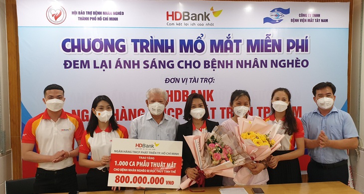 HDBank trao tặng 2.800 thẻ Bảo hiểm y tế và tài trợ 1.000 ca phẫu thuật mắt cho người dân - Ảnh 1. HDBank trao tặng 2.800 thẻ Bảo hiểm y tế và tài trợ 1.000 ca phẫu thuật mắt cho người dân - Ảnh 1.