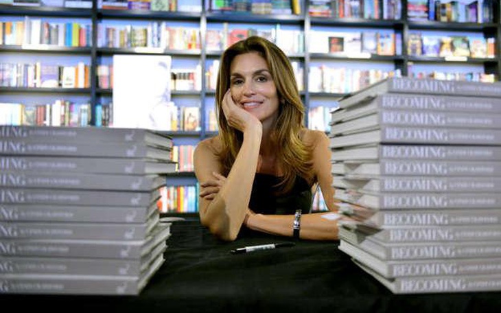Nhìn lại cuộc đời cựu siêu mẫu 56 tuổi Cindy Crawford