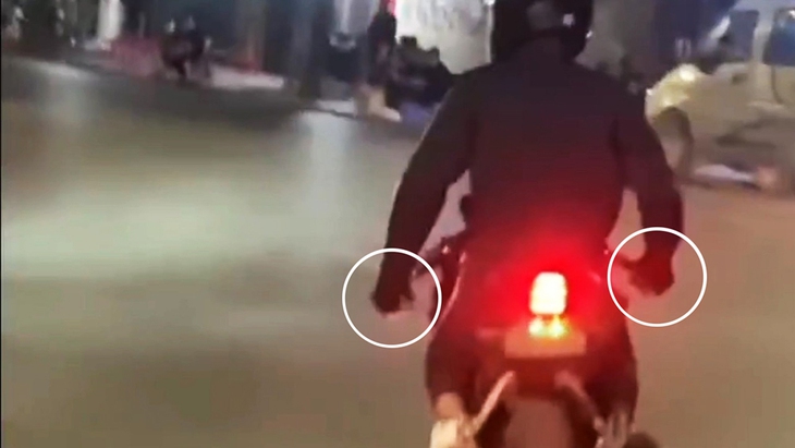 Viện lý do đau lưng, thanh niên thả hai tay điều khiển xe phân khối lớn - Ảnh 3. Viện lý do đau lưng, thanh niên thả hai tay điều khiển xe phân khối lớn - Ảnh 3.