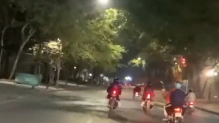 Viện lý do đau lưng, thanh niên thả hai tay điều khiển xe phân khối lớn - Ảnh 2. Viện lý do đau lưng, thanh niên thả hai tay điều khiển xe phân khối lớn - Ảnh 2.