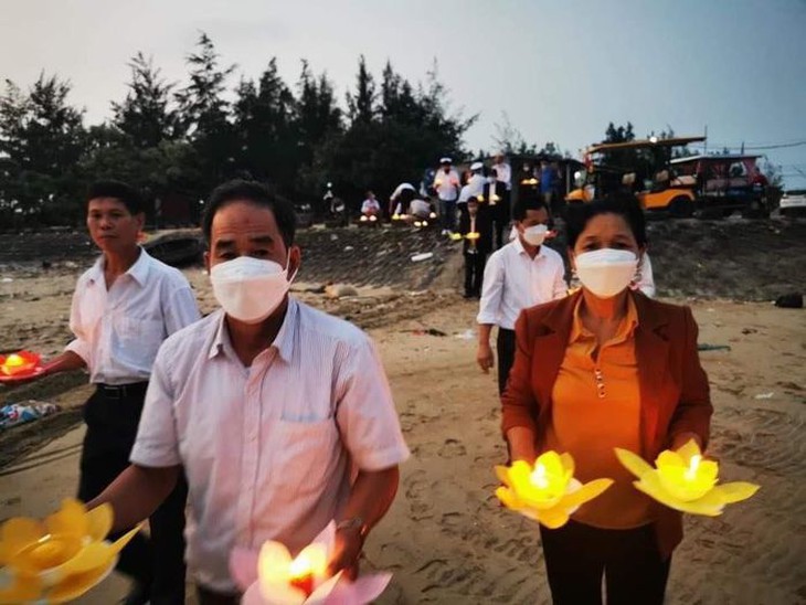 Hàng trăm ngọn hoa đăng tưởng nhớ liệt sĩ Gạc Ma - Ảnh 2.