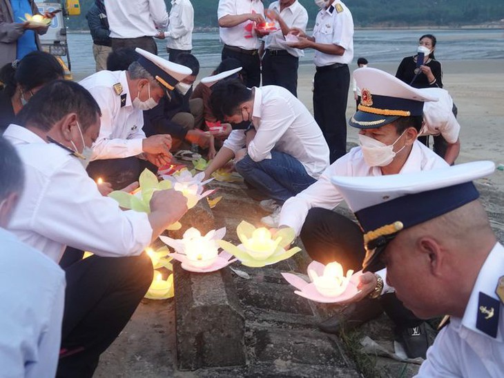 Hàng trăm ngọn hoa đăng tưởng nhớ liệt sĩ Gạc Ma - Ảnh 1.