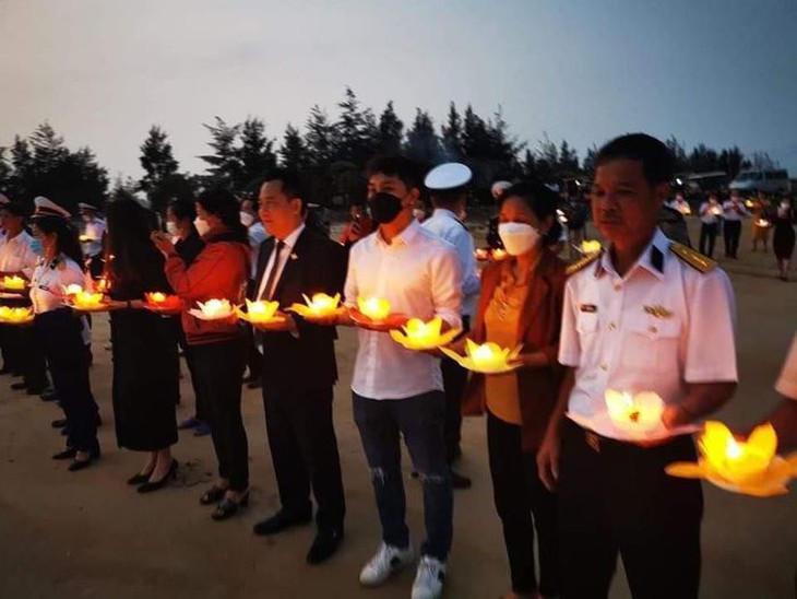 Hàng trăm ngọn hoa đăng tưởng nhớ liệt sĩ Gạc Ma - Ảnh 3.