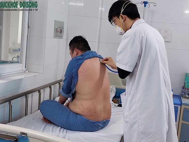 Nhiều lần nhập viện do di chứng hậu COVID-19 - Ảnh 1.