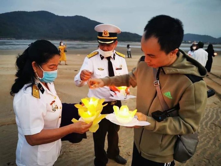 Hàng trăm ngọn hoa đăng tưởng nhớ liệt sĩ Gạc Ma - Ảnh 5.