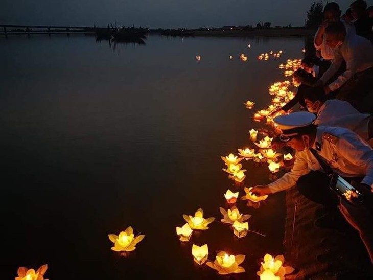 Hàng trăm ngọn hoa đăng tưởng nhớ liệt sĩ Gạc Ma - Ảnh 6.