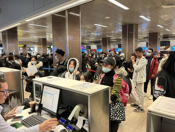 Sun Group và Vietnam Airlines triển khai thành công hai chuyến bay đưa người Việt Nam tại Ukraine về nước - Ảnh 1. Sun Group và Vietnam Airlines triển khai thành công hai chuyến bay đưa người Việt Nam tại Ukraine về nước - Ảnh 1.
