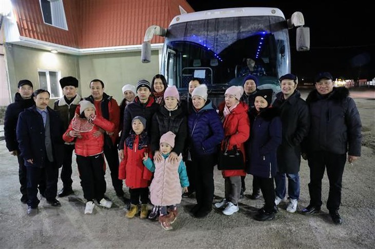 Đón 14 công dân Việt Nam đầu tiên sơ tán từ vùng chiến sự Kherson của Ukraine về Nga - Ảnh 1.