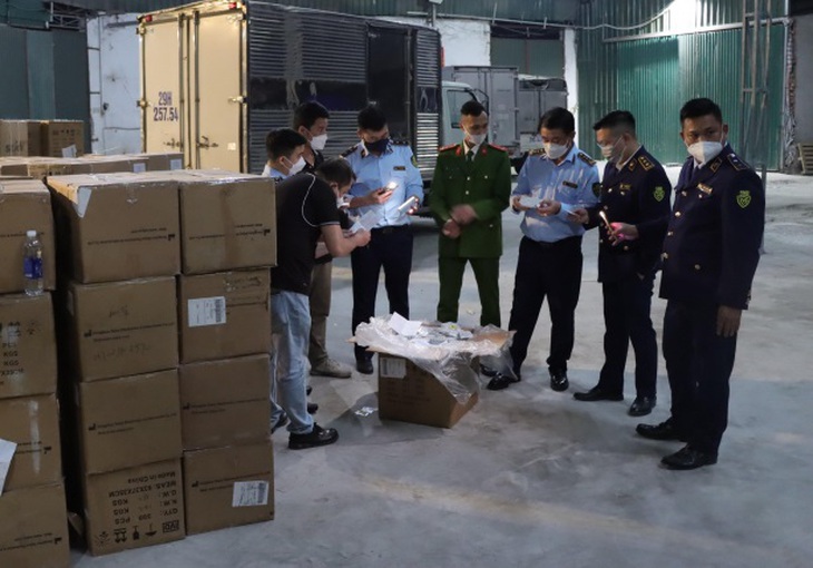 Lực lượng chức năng phát hiện gần 60.000 bộ kit test nhanh COVID-19. Lực lượng chức năng phát hiện gần 60.000 bộ kit test nhanh COVID-19.
