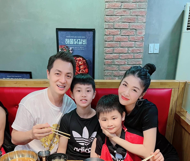 Từ chuyện vợ Xuân Bắc công khai nội dung nhạy cảm Facebook con trai, bà xã Đăng Khôi bày tỏ quan điểm: 'Lỗi tại ai?' - Ảnh 4. Từ chuyện vợ Xuân Bắc công khai nội dung nhạy cảm Facebook con trai, bà xã Đăng Khôi bày tỏ quan điểm: 'Lỗi tại ai?' - Ảnh 4.