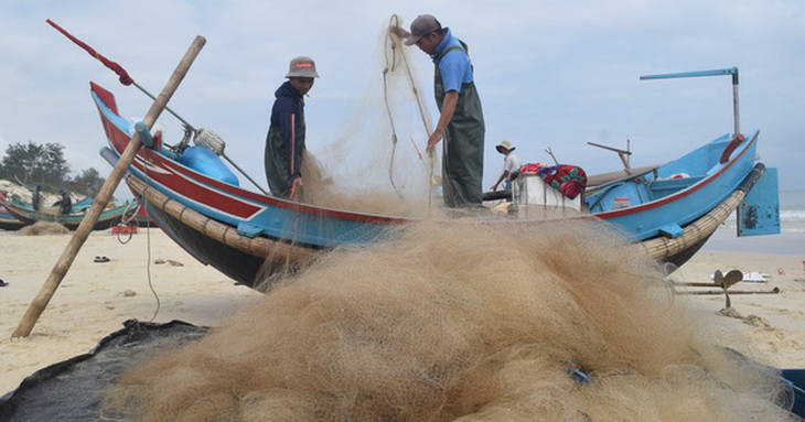 Ngư dân vùng bãi ngang buồn vì sản lượng bấp bênh, giá dầu tăng cao