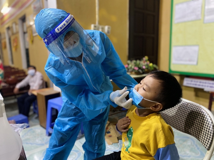 Phú Thọ: Trẻ em mắc COVID-19 tăng cao, "rốt ráo" chuẩn bị khu điều trị - Ảnh 1.
