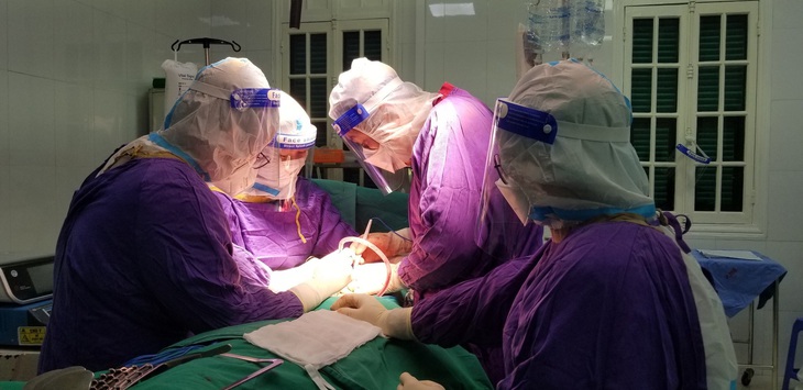 Mổ giữa đêm kịp thời cứu nam bệnh nhân COVID-19 đột ngột chảy máu dữ dội do bị rò đại tràng - Ảnh 1.