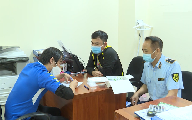 Lợi dụng đêm tối vận chuyển hơn 46.000 bộ kit test COVID-19 nhập lậu