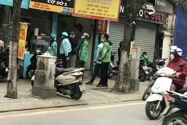 Giá xăng “lập đỉnh”, đội ngũ xe ôm lao đao mưu sinh - Ảnh 1.