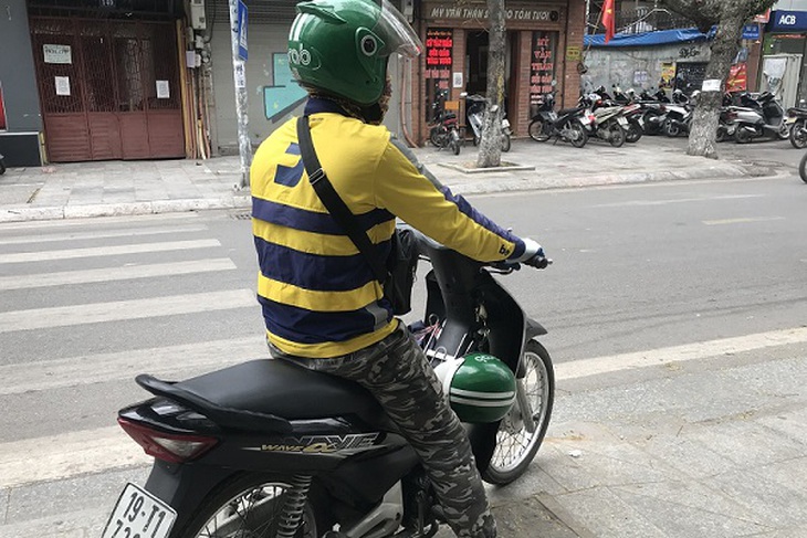 Giá xăng “lập đỉnh”, đội ngũ xe ôm lao đao mưu sinh - Ảnh 3.