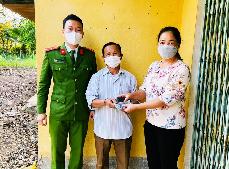 Cha nghèo khóc khi nhận lại tiền ki cóp nhiều năm gửi cho con học đại học bị rơi   - Ảnh 1.