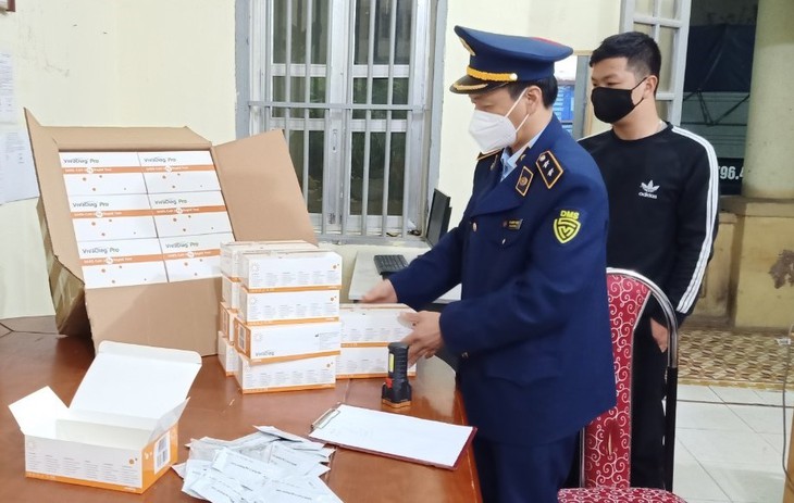 Chính phủ yêu cầu kiểm soát chặt tình trạng buôn lậu trang thiết bị phòng, chống dịch COVID-19 - Ảnh 2. Chính phủ yêu cầu kiểm soát chặt tình trạng buôn lậu trang thiết bị phòng, chống dịch COVID-19 - Ảnh 2.