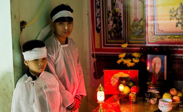 Mẹ mất, chỗ dựa cuối cùng cũng không còn, 2 đứa trẻ bơ vơ không nơi nương tựa - Ảnh 1.