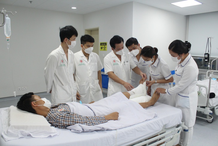 Người bị máy cắt cỏ cắt cụt chi đã được nối chi thành công - Ảnh 3. Người bị máy cắt cỏ cắt cụt chi đã được nối chi thành công - Ảnh 3.